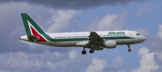 Alitalia atterra in manovra