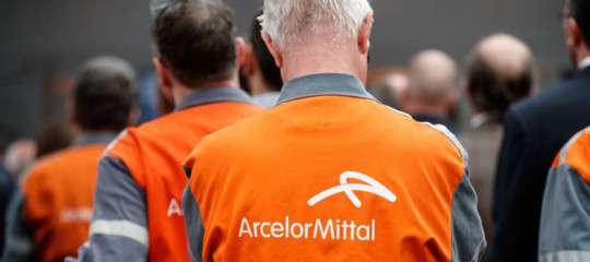 ArcelorMittal annuncia la cassa integrazione per 3.500 lavoratori dopo lo stop all’altoforno 2
