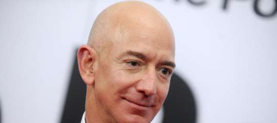 Bezos ha perso il titolo di uomo più ricco del mondo (per un giorno)