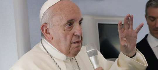 Il Papa si è scusato per il gesto con cui si è liberato dalla presa di una fedele
