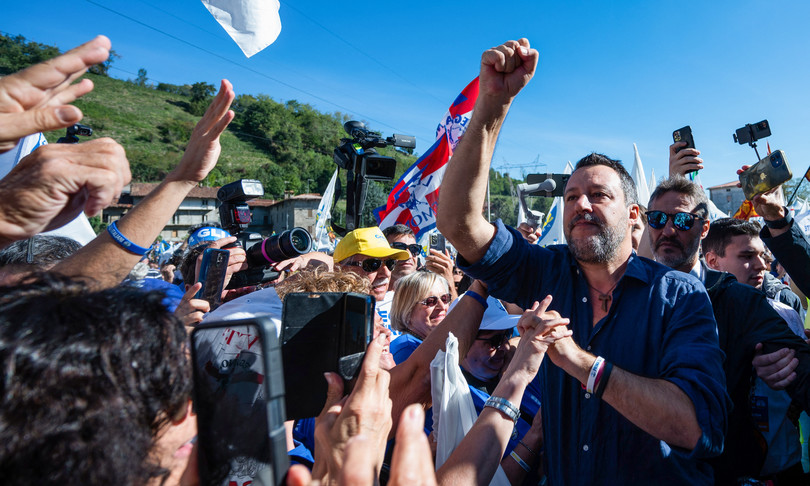 Salvini a Pontida lancia il patto della Lega in 6 punti: “Siamo 100 mila”